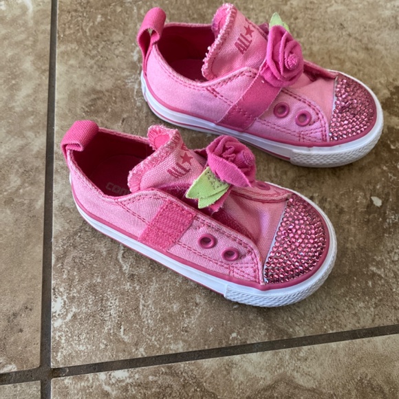 Converse toddler shoes size 5 - Picture 2 of 2